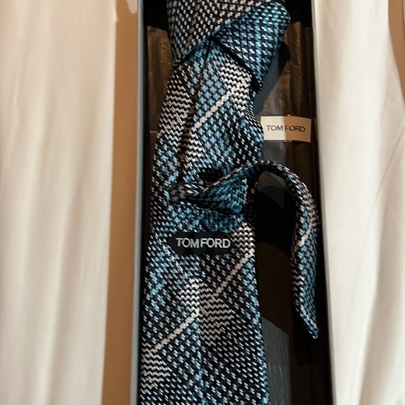 100% authentic Tom Ford tie 3.5 inches wide - Picture 2 of 2